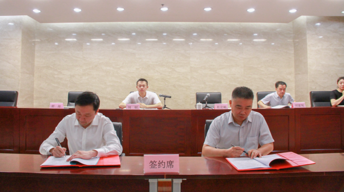 西投控股舉行公司經(jīng)理層及全資子公司、主要控股公司經(jīng)理層崗位聘任協(xié)議簽訂儀式