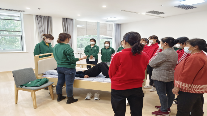 頤信養(yǎng)老組織長安閭里全體護理人員進行護理知識學(xué)習(xí)及實踐培訓(xùn)