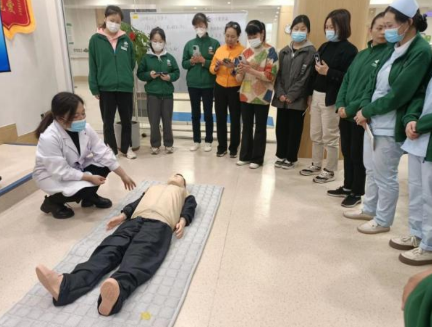 “救”在身邊！共筑服務(wù)安全——頤信養(yǎng)老舉辦急救技能培訓(xùn)